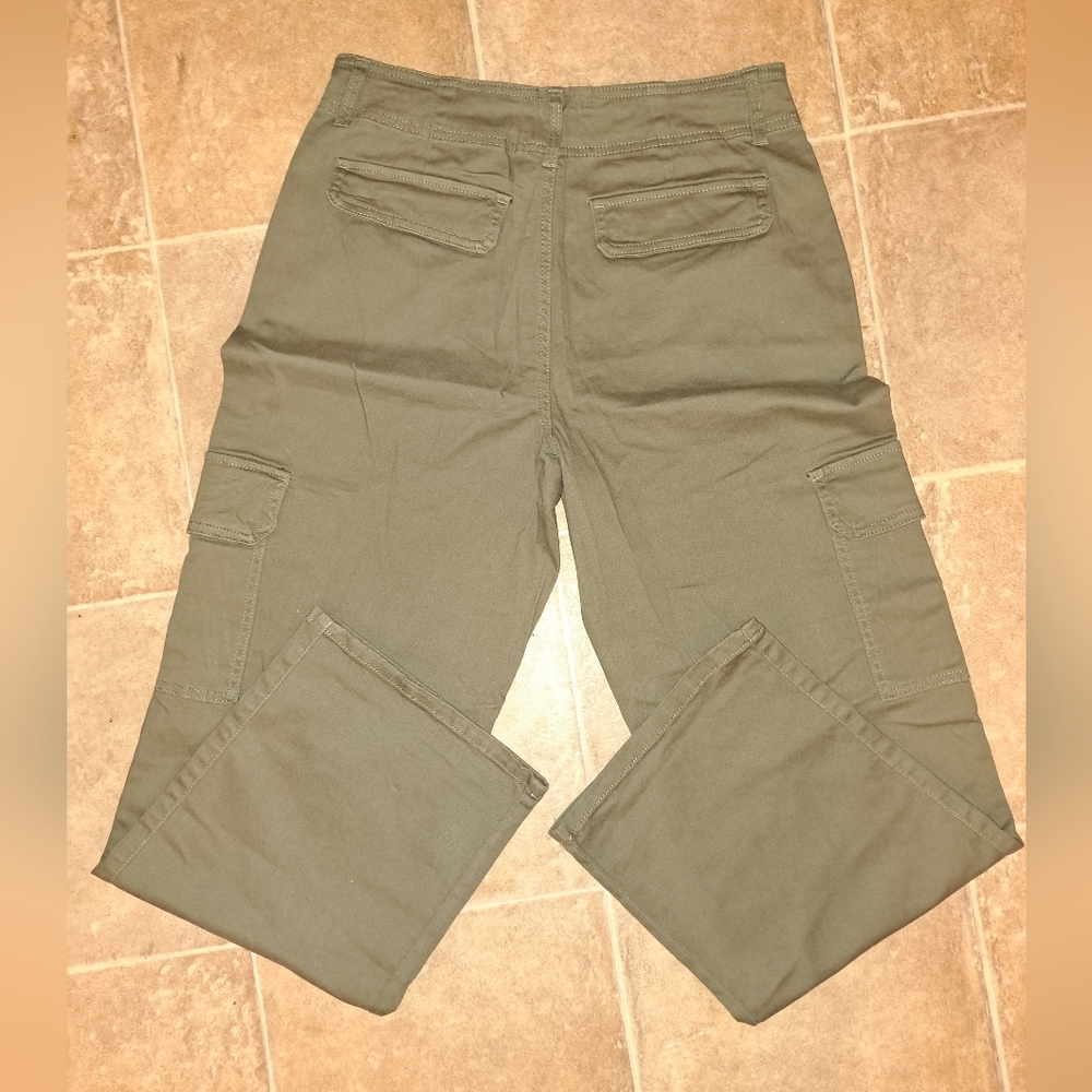 Men's relaxed cargo pants RE generation by celebrity Pink. Army green